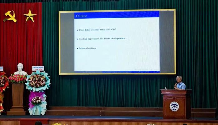  PGS.TS Phan Thanh Nam (Trường Đại học Quy Nhơn, thành viên Hội Toán học Gia Lai) trình bày báo cáo “Stability analysis of classes of positive systems with time-delays” (Phân tích tính ổn định của các lớp hệ dương có trễ thời gian) tại hội thảo. Ảnh: H.D.T 