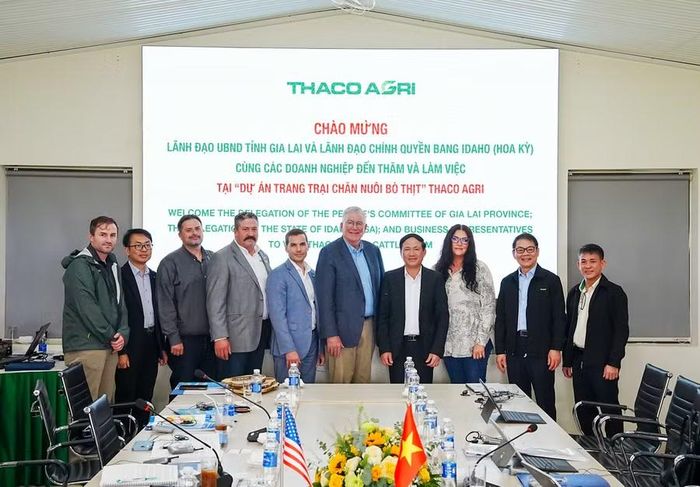  Chủ tịch UBND tỉnh Phạm Anh Tuấn (thứ 4, từ phải sang) cùng đoàn công tác tỉnh, lãnh đạo chính quyền bang Idaho (Hoa Kỳ) và đại diện các doanh nghiệp chăn nuôi bò thăm, làm việc tại Dự án trang trại chăn nuôi bò thịt của THACO AGRI tại xã Ia Púch. Ảnh: Hải Yến 