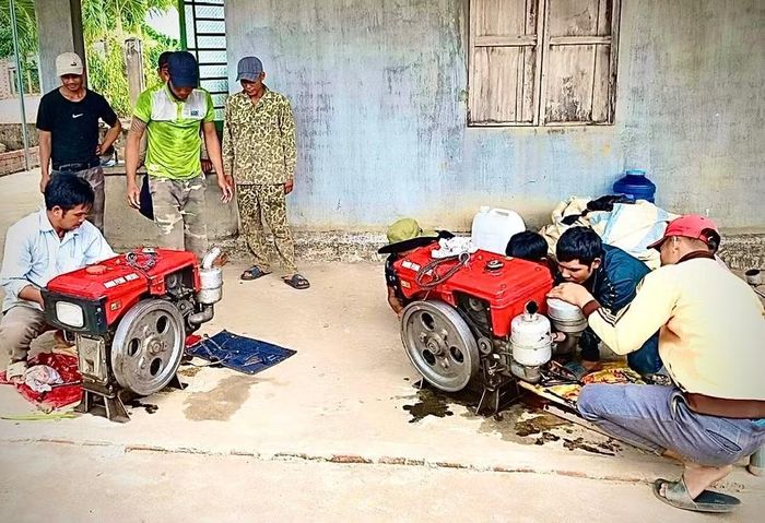  Các học viên đồng bào Bahnar tham gia lớp sửa chữa máy cày công suất nhỏ do Trung tâm Giáo dục nghề nghiệp - Giáo dục thường xuyên Kbang tổ chức. Ảnh: M.P 