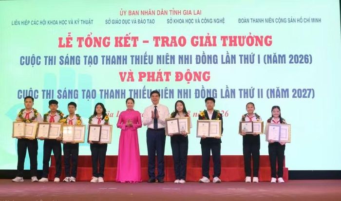  Phó Chủ tịch HĐND tỉnh Huỳnh Thúy Vân và Phó Chủ tịch UBND tỉnh Lâm Hải Giang trao giải nhất cho các tác giả, nhóm tác giả. Ảnh: Hồng Thương 