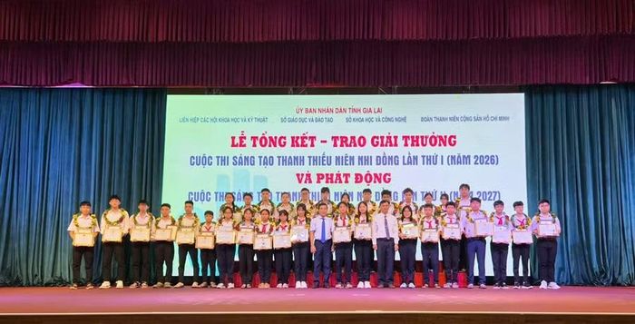  Ban Tổ chức trao giải ba cho các tác giả, nhóm tác giả. Ảnh: Hồng Thương. 