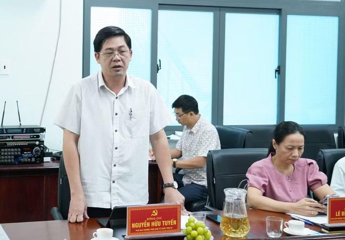  Phó Trưởng Ban Thường trực Ban Tổ chức Tỉnh ủy Nguyễn Hữu Tuyến đề nghị Đảng ủy phường Quy Nhơn Tây cần quan tâm công tác số hóa dữ liệu đảng viên điện tử. Ảnh: N.H 
