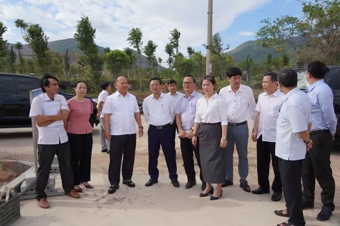  Phó Bí thư Thường trực Tỉnh ủy Rah Lan Chung (hàng đầu, thứ 3 từ trái sang) kiểm tra tiến độ thi công Cụm công nghiệp Bùi Thị Xuân (phần mở rộng). Ảnh: N.H 