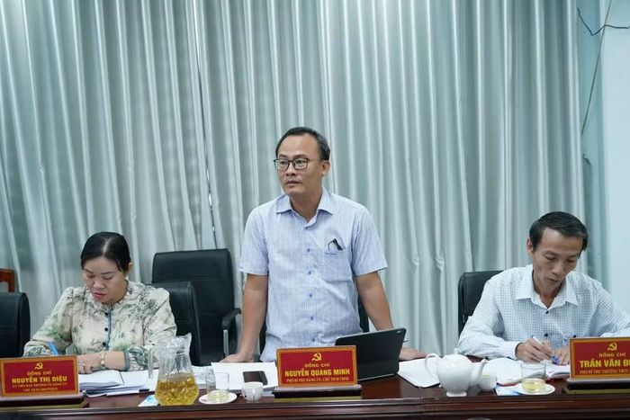  Chủ tịch UBND phường Nguyễn Quang Minh báo cáo kết quả phát triển kinh tế - xã hội trong 8 tháng năm 2026. Ảnh: N.H 