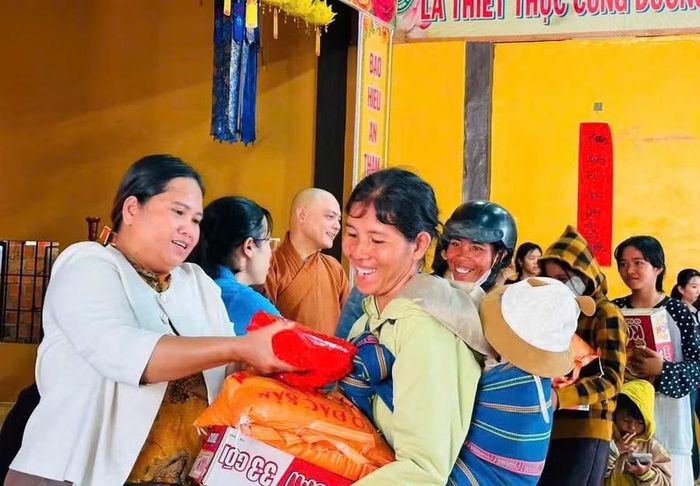  Bà con vui mừng nhận quà do chùa Bửu Tịnh trao tặng nhân dịp Đại lễ Vu lan. Ảnh: V.C 