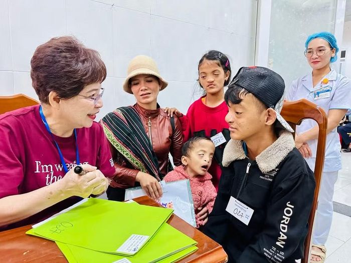  Ba người con của chị Rơ Mah H'Kiều (xã Ia Ko, tỉnh Gia Lai) được PGS.TS Lâm Hoài Phương (bìa trái) trực tiếp khám, tư vấn hướng điều trị. Ảnh: Như Nguyện 