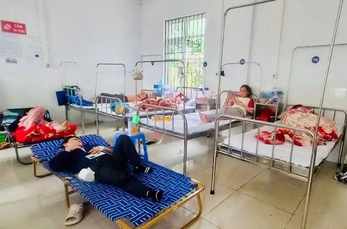  Trên 100 bệnh nhân nhập viện tại Trung tâm Y tế An Khê nghi do ngộ độc thực phẩm. Ảnh: Như Nguyện 