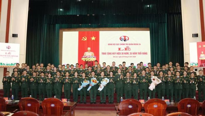  Tư lệnh Quân đoàn 34 và các đồng chí nhận Huy hiệu 30 năm, 35 năm tuổi Đảng chụp ảnh lưu niệm. Ảnh: N.T 