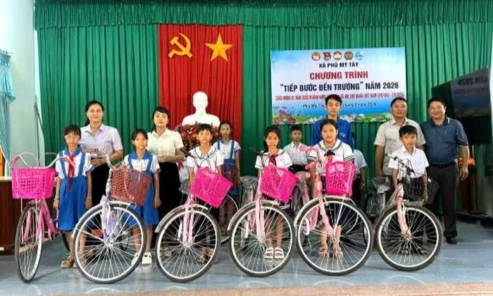  Ban tổ chức tặng 10 chiếc xe đạp (1,7 triệu đồng/chiếc) cho các em có hoàn cảnh khó khăn. Ảnh: ĐVCC 