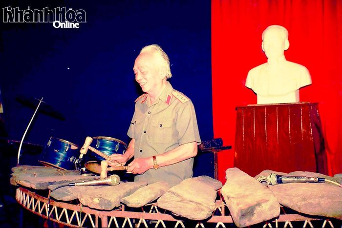 Đại tướng Võ Nguyên Giáp chơi đàn đá trong lần trở lại thăm Khánh Hòa năm 1993. Ảnh: NGUYỄN VIẾT THÁI