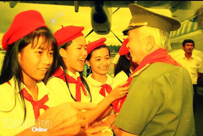 Các em thiếu nhi chào đón Đại tướng Võ Nguyên Giáp thăm tỉnh Khánh Hòa năm 1993. Ảnh: NGUYỄN VIẾT THÁI