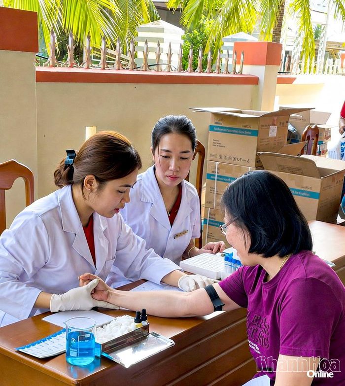 Cán bộ y tế Trung tâm Huyết học - Truyền máu Khánh Hòa lấy mẫu máu xét nghiệm tầm soát bệnh tan máu bẩm sinh, thiếu máu, thiếu sắt cho người hiến máu tình nguyện.