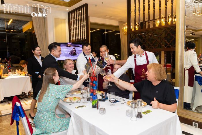 Khách Nga thưởng thức tiệc ở Khu nghỉ dưỡng Vinpearl Nha Trang.