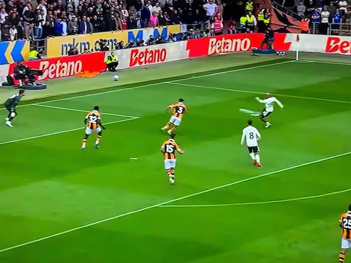 Trận MU (áo trắng) thua Hull City 2-0