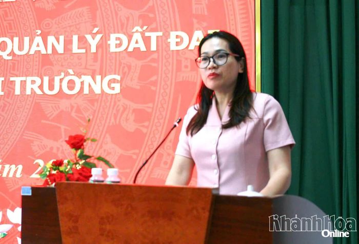 Lãnh đạo Sở Nội vụ phát biểu khai giảng lớp bồi dưỡng. 