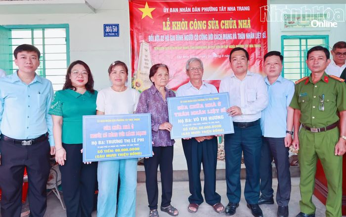 Lãnh đạo phường Tây Nha Trang trao bảng biểu trưng số tiền hỗ trợ sửa chữa nhà cho gia đình bà Trương Thị Lệ Phi và bà Võ Thị Hương.