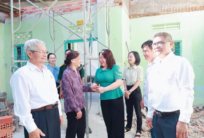 Lãnh đạo phường Tây Nha Trang thăm hỏi, động viên gia đình bà Võ Thị Hương.
