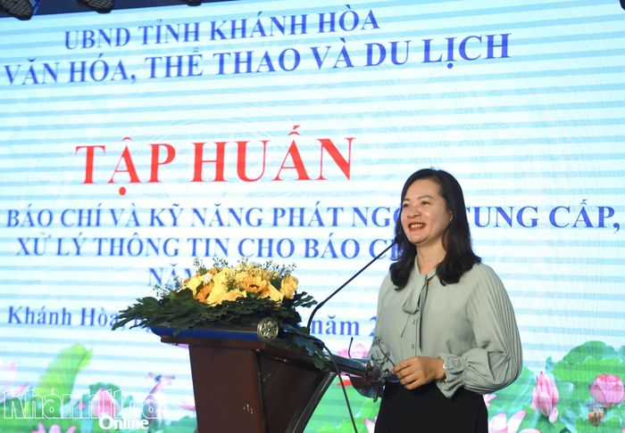 Lãnh đạo Sở Văn hóa, Thể thao và Du lịch phát biểu khai mạc lớp tập huấn.