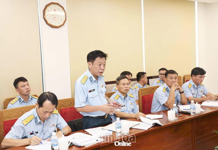 Đại diện Ban Quản lý Dự án Sân bay Thành Sơn báo cáo tại cuộc họp.