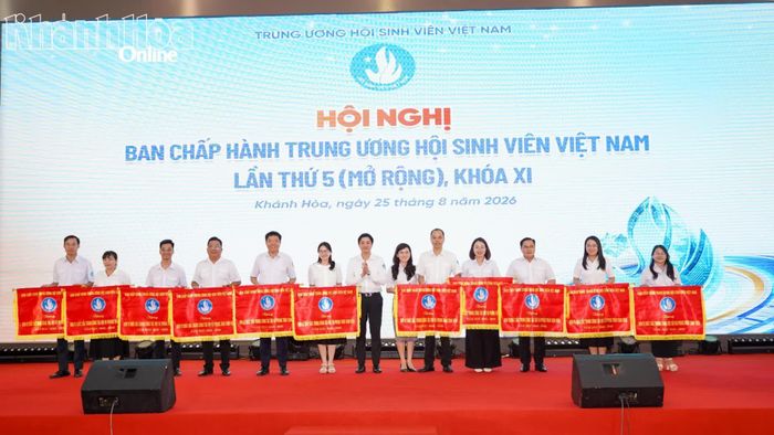 Lãnh đạo Ban Chấp hành Trung ương Hội Sinh viên Việt Nam trao Cờ thi đua cho các đơn vị xuất sắc trong công tác hội và phong trào sinh viên năm học 2025 - 2026.
