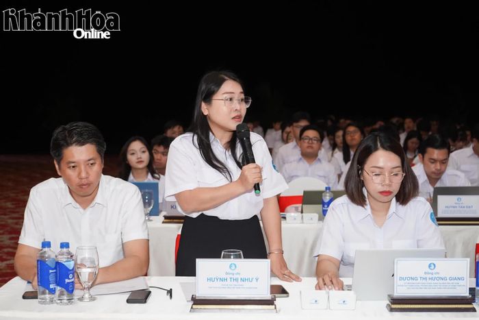 Chị Huỳnh Thị Như Ý - Phó Bí thư Tỉnh đoàn, Chủ tịch Hội Sinh viên Việt Nam tỉnh Khánh Hòa nêu ý kiến tại hội nghị.