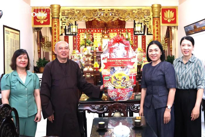 Đồng chí Trần Thu Mai tặng quà Thượng tọa Thích Thiện Phước (Trụ trì chùa Nghĩa Phương).
