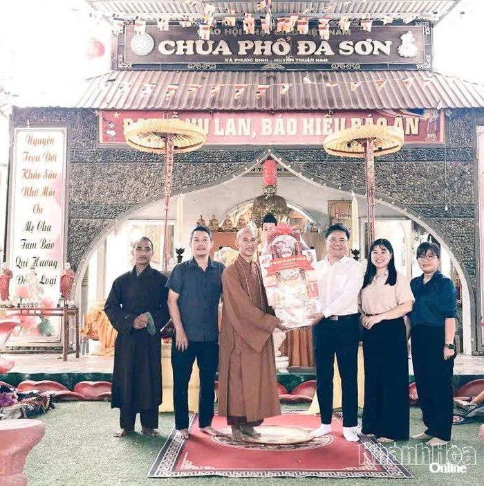 Ông Nguyễn Trung Dũng tặng quà chúc mừng Thượng tọa Thích Minh Tánh.