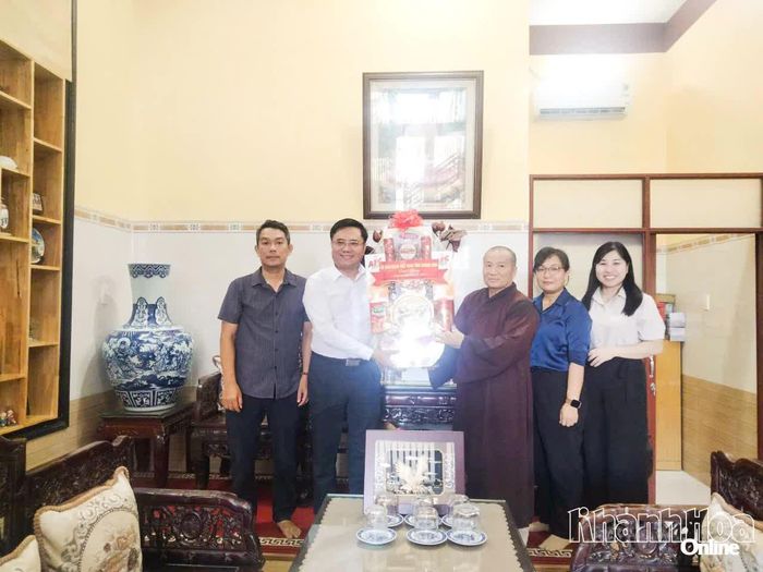 Ông Nguyễn Trung Dũng tặng quà chúc mừng Thượng tọa Thích Hạnh Luân.