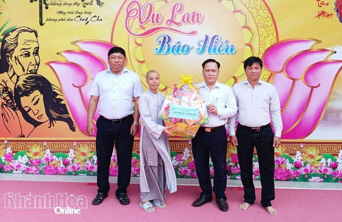 Lãnh đạo xã Phước Hậu tặng quà chùa Phước Sanh.
