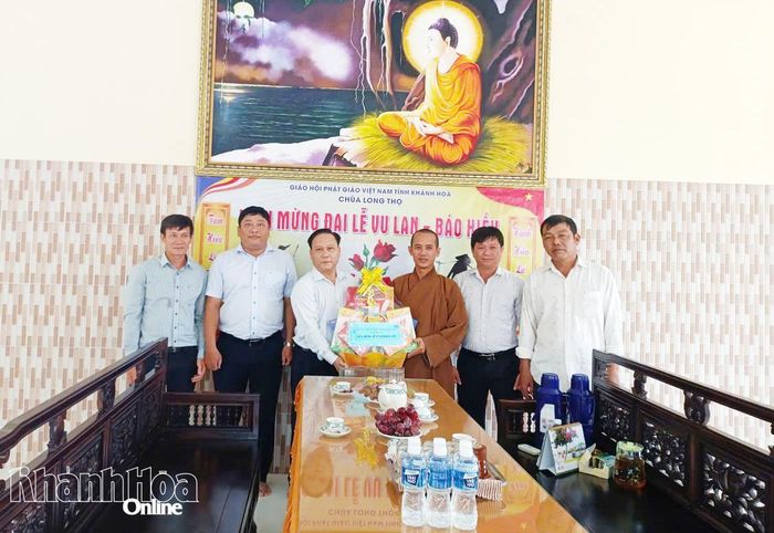 Lãnh đạo xã Phước Hậu tặng quà chùa Long Thọ.
