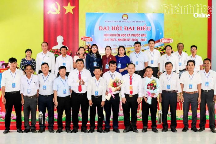 Lãnh đạo xã Phước Hậu tặng hoa chúc mừng Ban Chấp hành Hội Khuyến học xã khóa I, nhiệm kỳ 2026 - 2031.