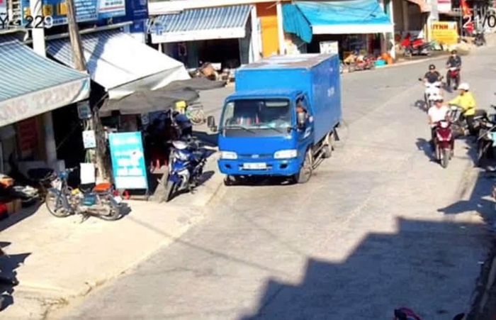 Xe tải đậu tại vị trí đường giao nhau.