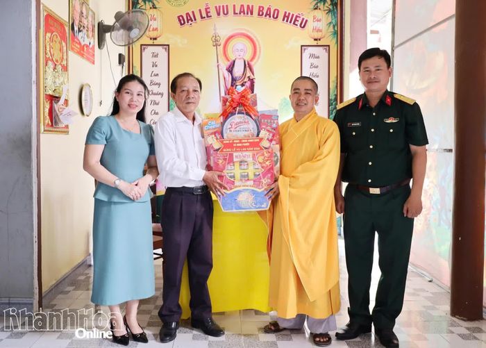 Đoàn công tác của xã Ninh Phước tặng quà chùa Long Quý.