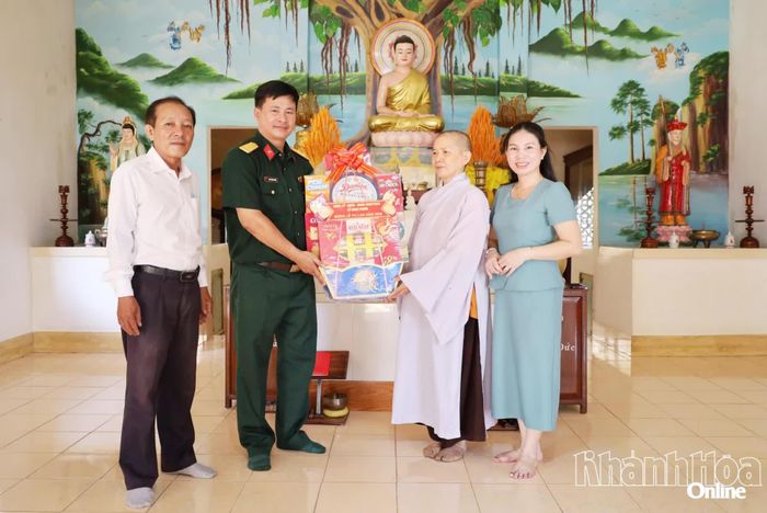 Đoàn công tác của xã Ninh Phước tặng quà chùa Phú Quý.