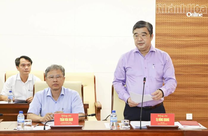 Lãnh đạo Ban Nội chính Tỉnh ủy báo cáo tại phiên họp.