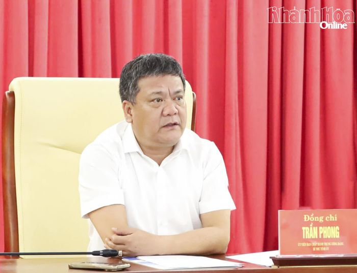 Đồng chí Bí thư Tỉnh ủy Trần Phong chủ trì phiên họp.
