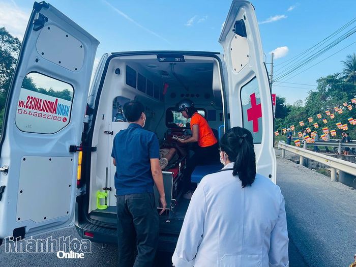 Xe cấp cứu đưa nạn nhân đến bệnh viện chữa trị.