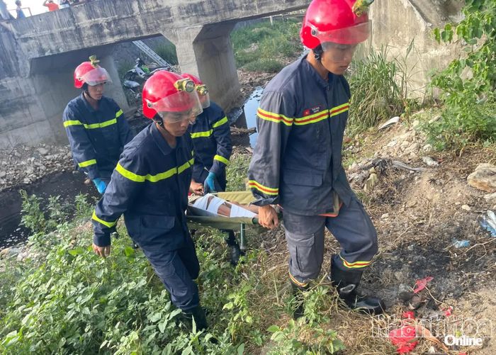 Các chiến sĩ cứu hộ sử dụng cáng đưa nạn nhân lên Quốc lộ 1.