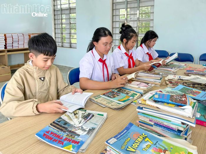 Học sinh đọc sách tại Thư viện công cộng xã Khánh Sơn.