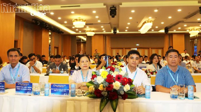 Các đại biểu tham dự buổi lễ.