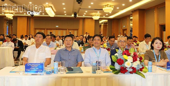 Lãnh đạo Công an tỉnh cùng các đại biểu tham dự buổi lễ.