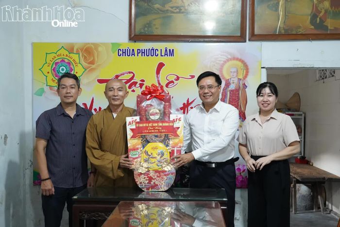 Ông Nguyễn Trung Dũng tặng quà Thượng tọa Thích Thông Tánh.