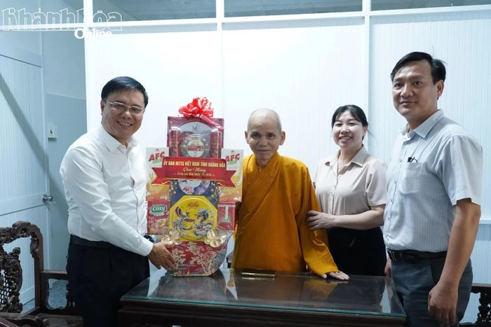 Ông Nguyễn Trung Dũng trao quà cho Hòa thượng Thích Hạnh Thể. 