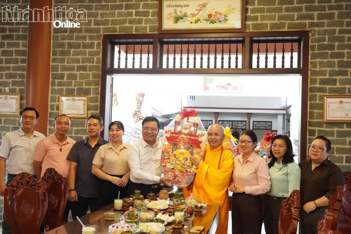 Ông Nguyễn Trung Dũng tặng quà Đại đức Thích Nguyên Huấn.