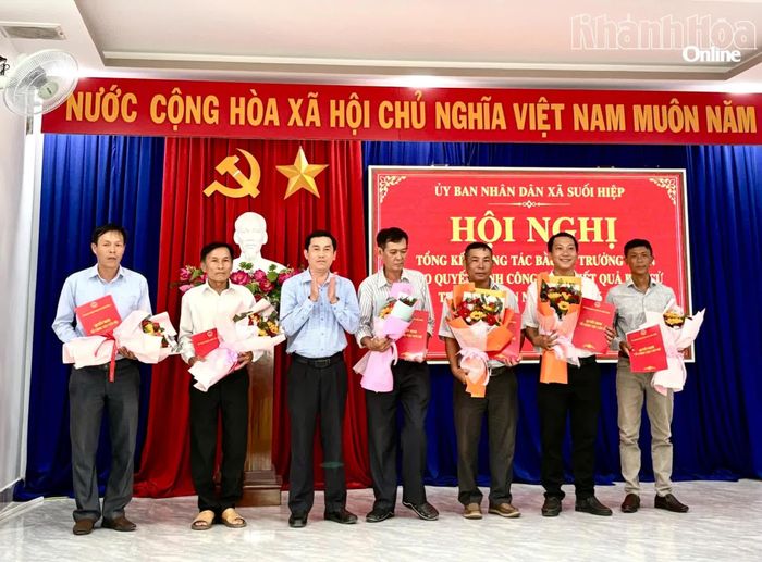 Lãnh đạo xã Suối Hiệp trao quyết đinh công nhận trưởng thôn nhiệm kỳ 2026 - 2031 cho những người trúng cử.
