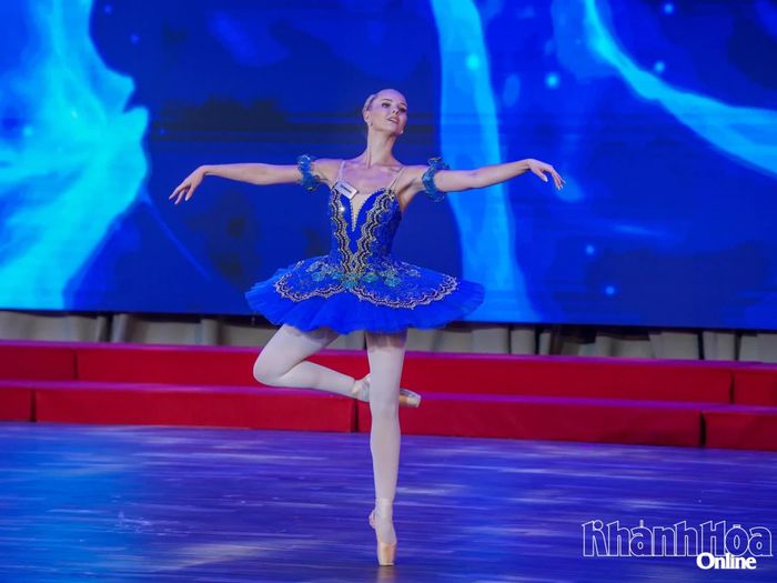 Hoa hậu Josephine (Đan Mạch) thể hiện tài năng múa ballet.