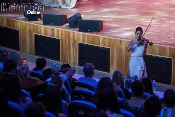 Hoa hậu Ayelén Pérez (Paraguay) biểu diễn violin tại cuộc thi.
