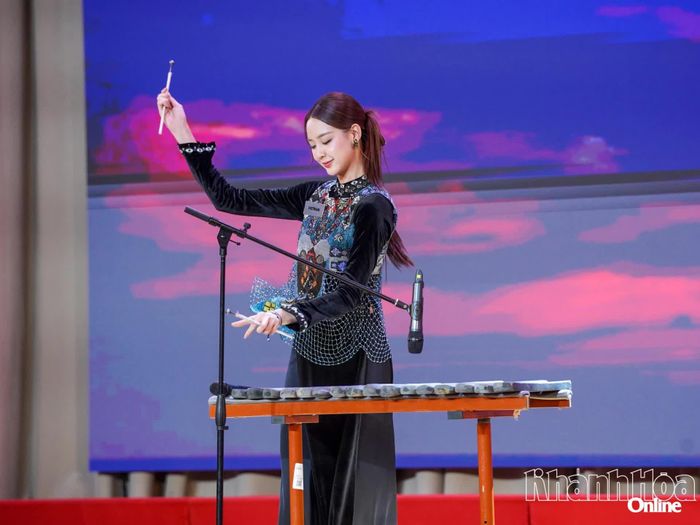 Hoa hậu Bảo Ngọc mang nhạc cụ dân tộc Việt Nam chinh phục Miss World.