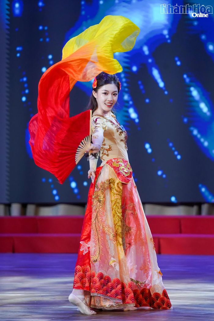 Hoa hậu Yifei Dong (Trung Quốc) gây ấn tượng với màn múa uyển chuyển.