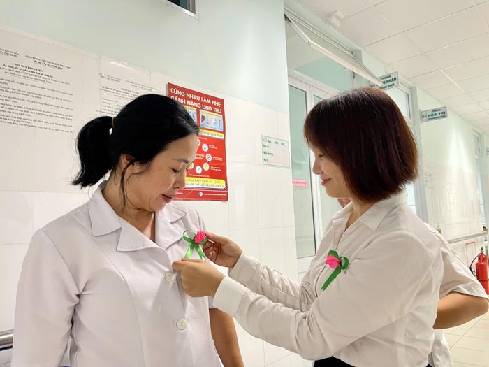 Hoa hồng được trân trọng cài lên ngực áo của các y, bác sĩ, nhân viên y tế.